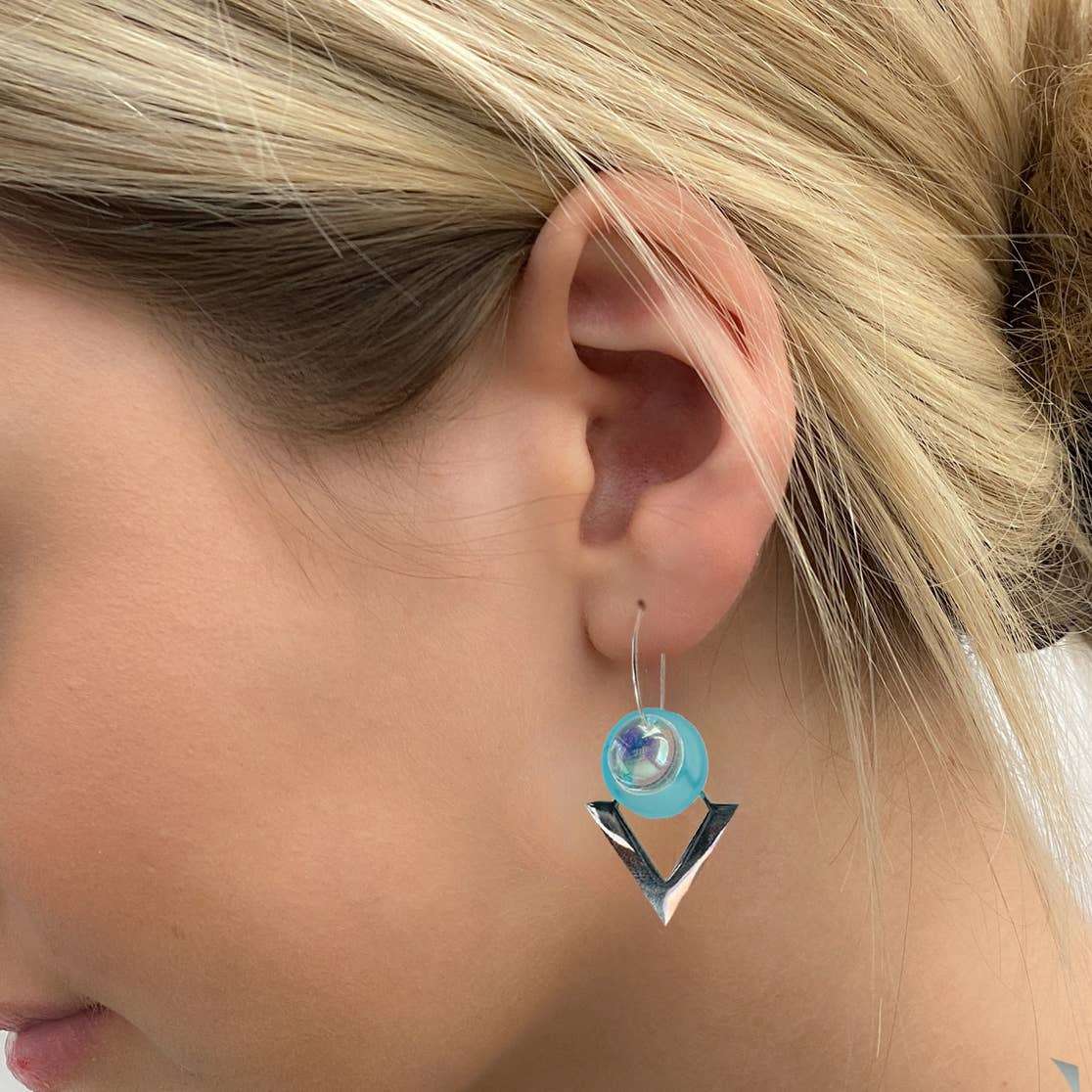 VBG45- Dangle earrings come with 5 interchangeable colours.