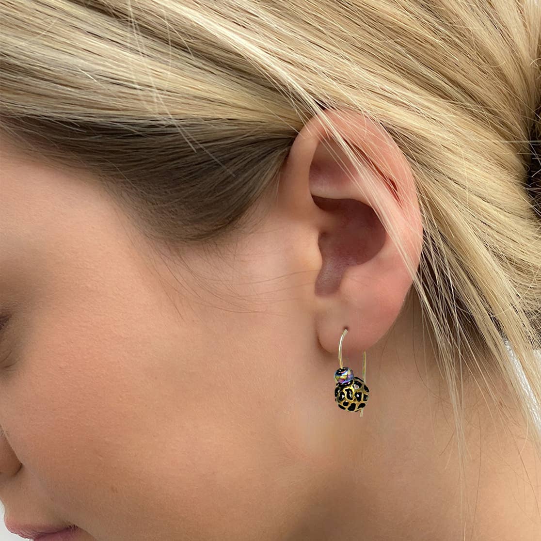 CRYMT28G - Earrings come with 4 interchangeable colours.