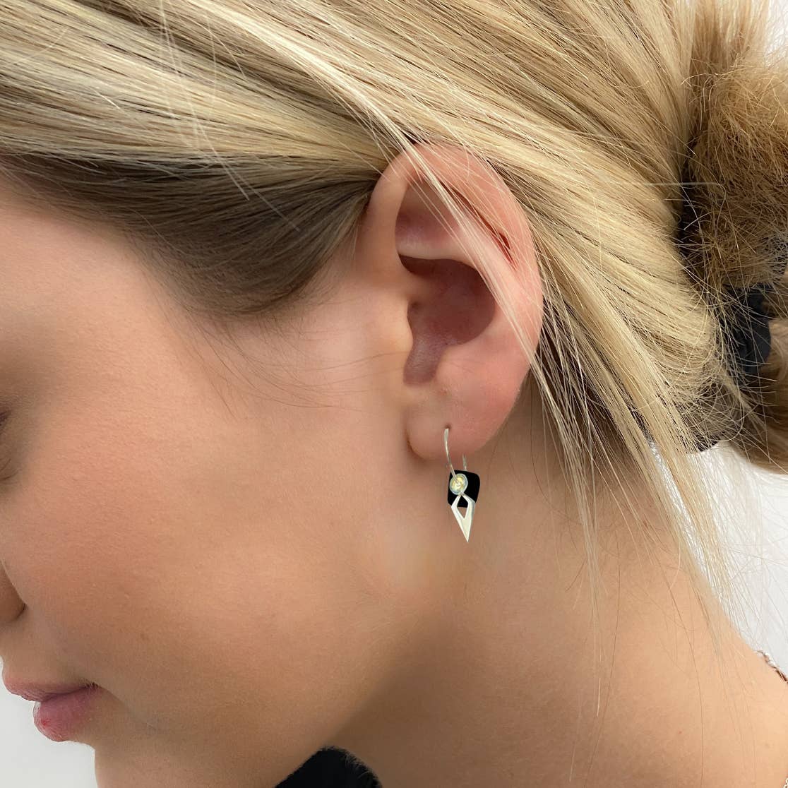 SQDG25- Dangle earrings come with 7 interchangeable colours.