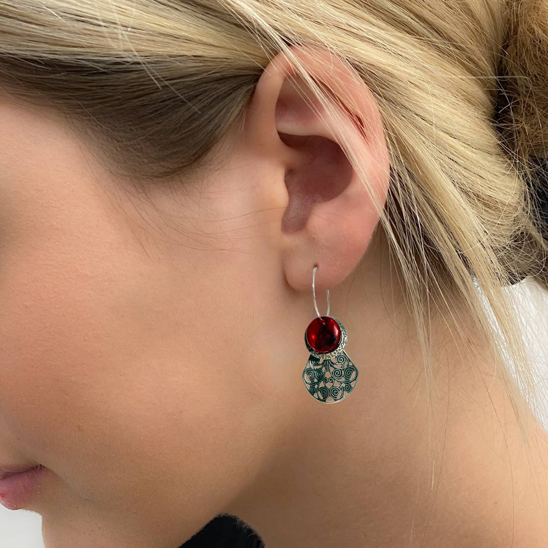 LCY42 Dangle earrings come with 6 interchangeable colours. 